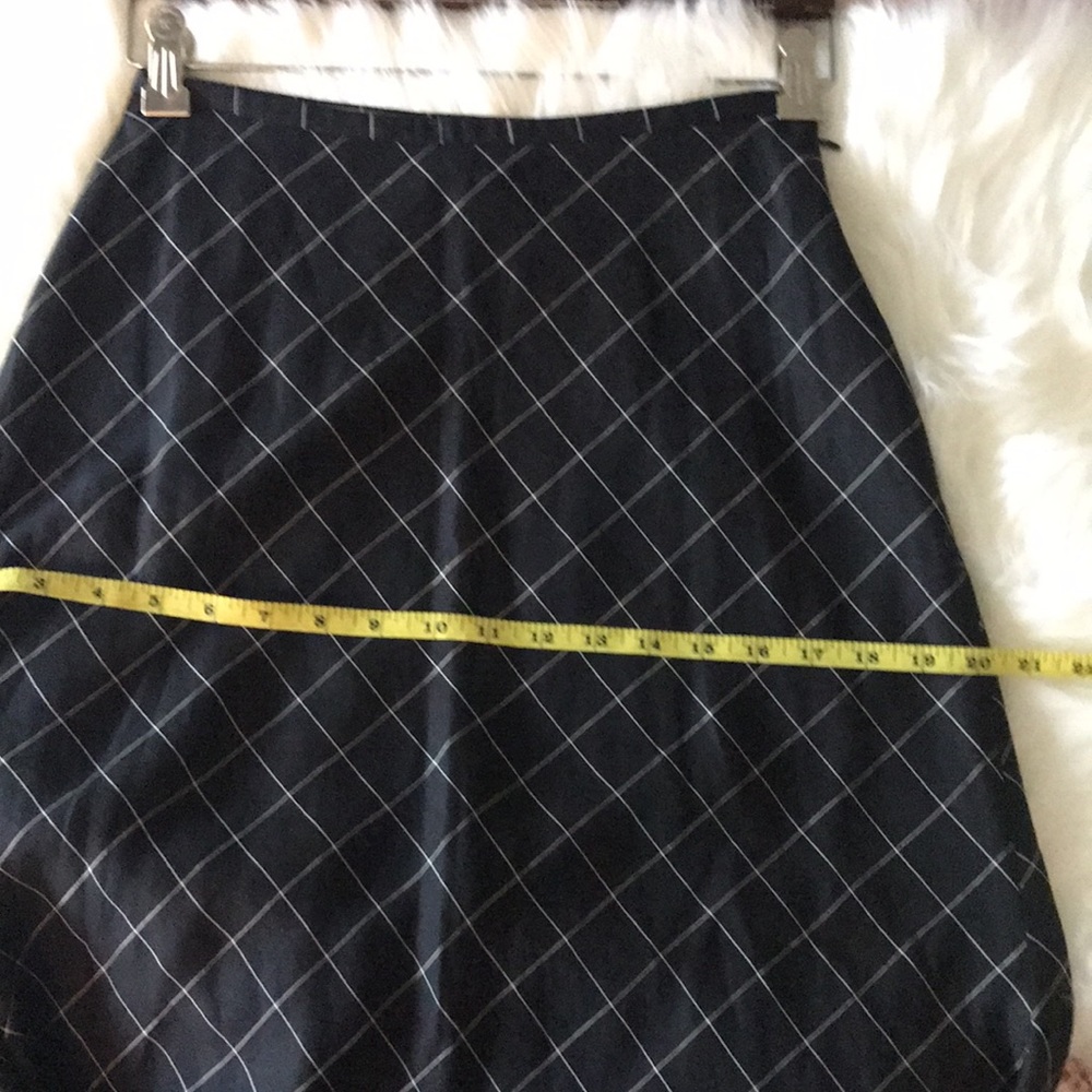 ANN TAYLOR Black and White Pattern Midi Skirt - A Line Silhouette. Size 2